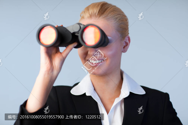 幸福的商人看向外面