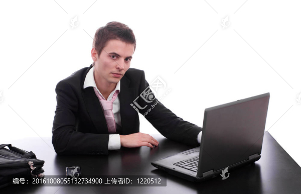 與筆記本電腦工作的人