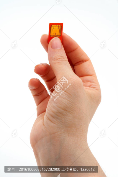 手指拿著手機的GSM,SIM卡