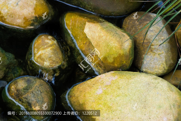水上巨石