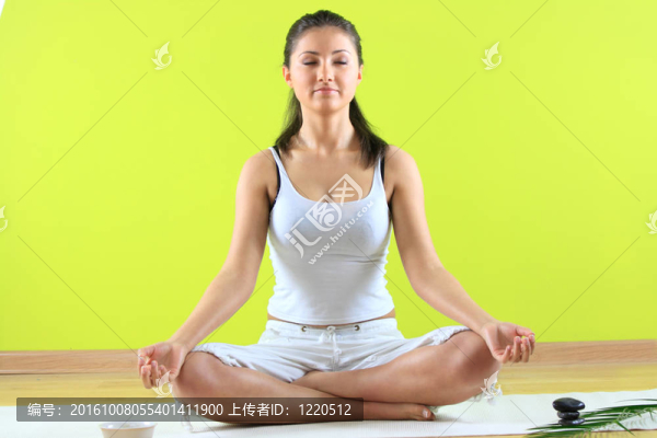 年輕的女性做瑜伽運動yogatic