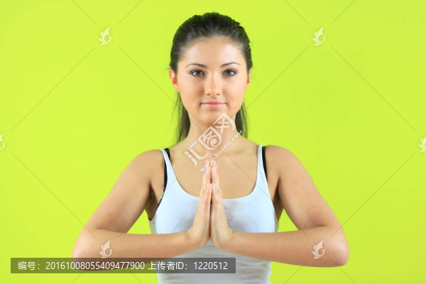 年輕的女性做瑜伽運(yùn)動(dòng)yogatic