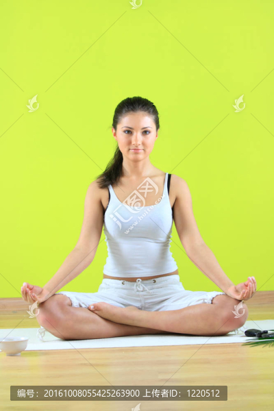 年輕的女性做瑜伽運動yogatic