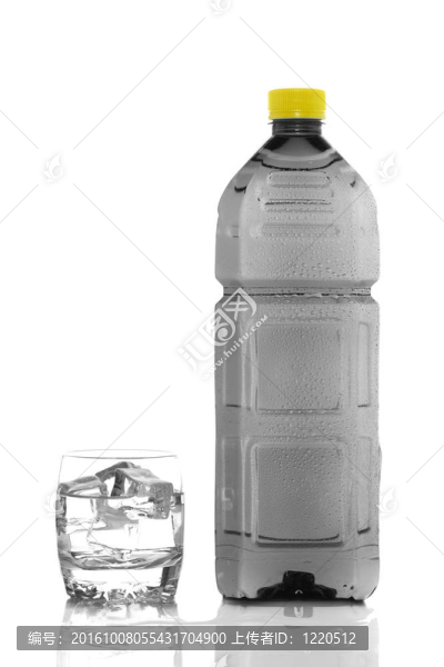 帶有水滴的礦泉水瓶和玻璃