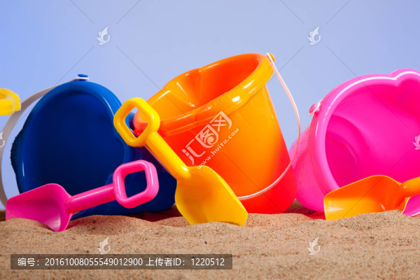 五顏六色的沙灘桶或桶