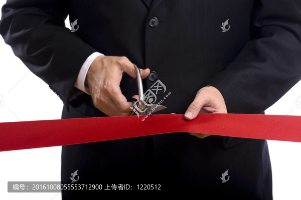 切割一條紅絲帶