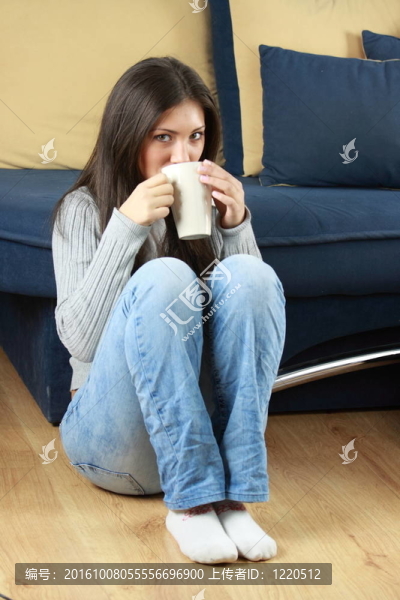 漂亮臉蛋的年輕女人正在喝茶/喝咖啡