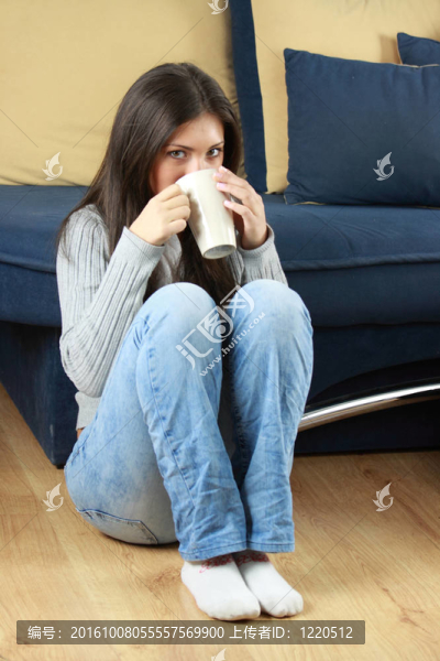 漂亮臉蛋的年輕女人正在喝茶/喝咖啡