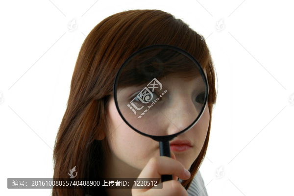 年輕的學(xué)生用放大鏡