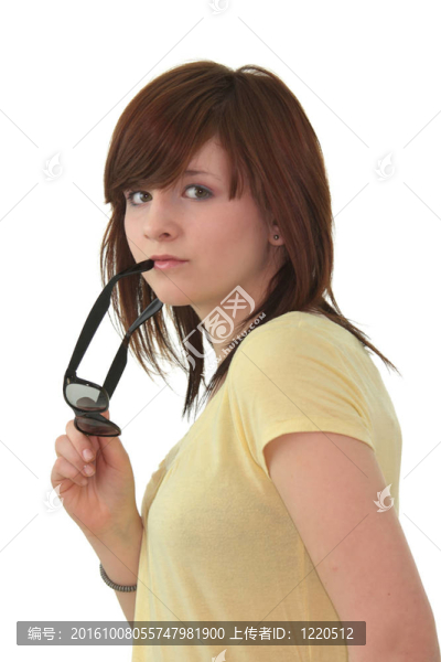 年輕的女孩用黑色sunglases