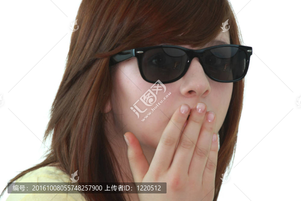 年輕的女孩用黑色sunglases