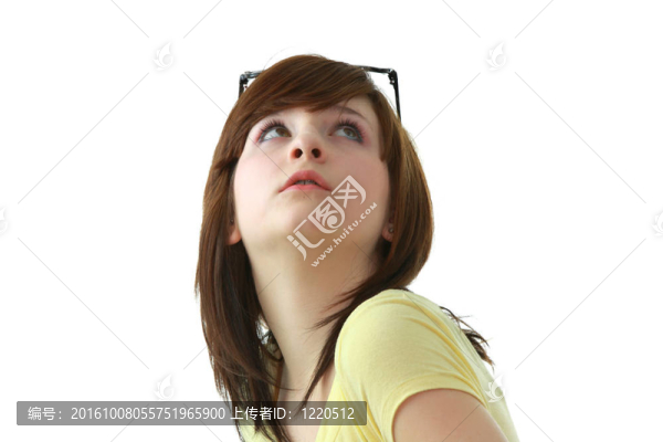 年輕的女孩用黑色sunglases