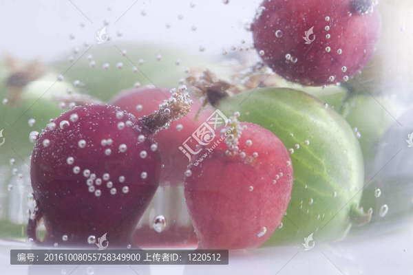 在水下