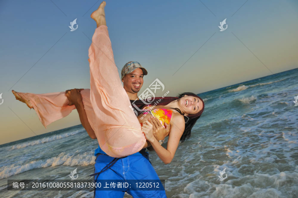 海灘上的快樂的一對
