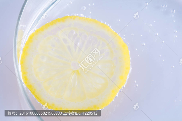 水里的檸檬片