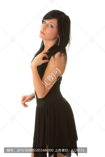 美麗少年少女穿著黑色優(yōu)雅連衣裙