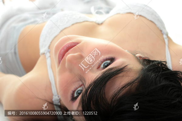 床上美女的幸福特寫。
