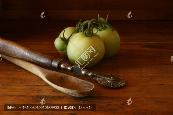黑暗背景的新鮮綠色有機番茄