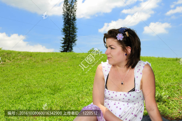 綠色夏日草地上的女人