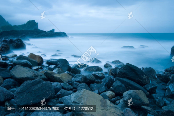 多巖石的海岸；長時間曝光；臺灣；東亞
