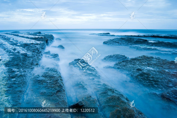 多巖石的海岸