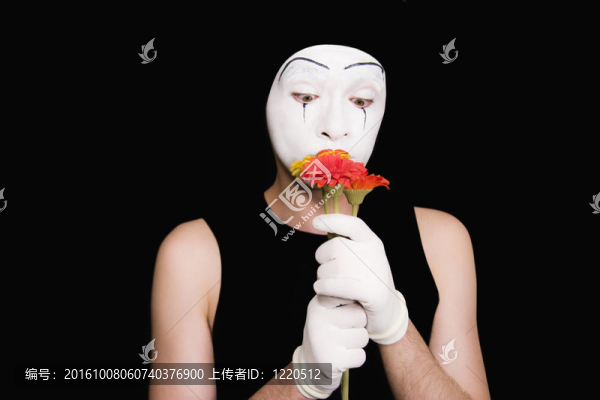 用花在白手套的MIME的肖像