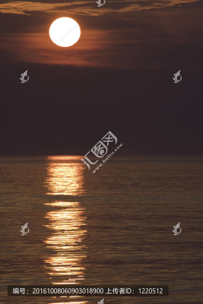 海浪垂直的日出