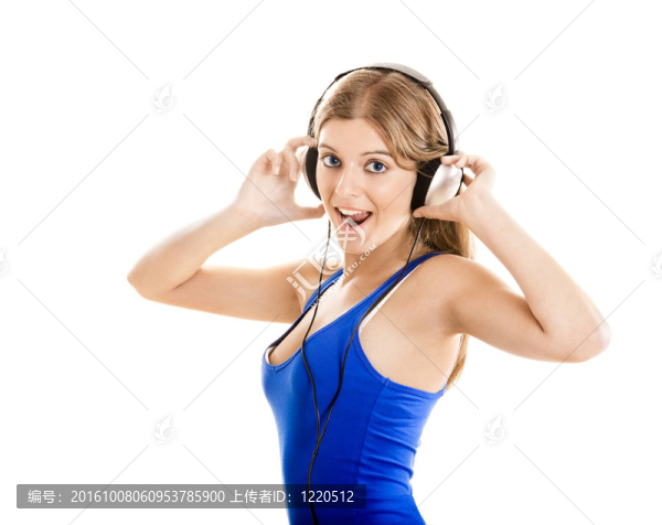 年輕女人聽音樂