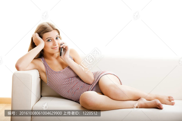 帶手機的年輕女人