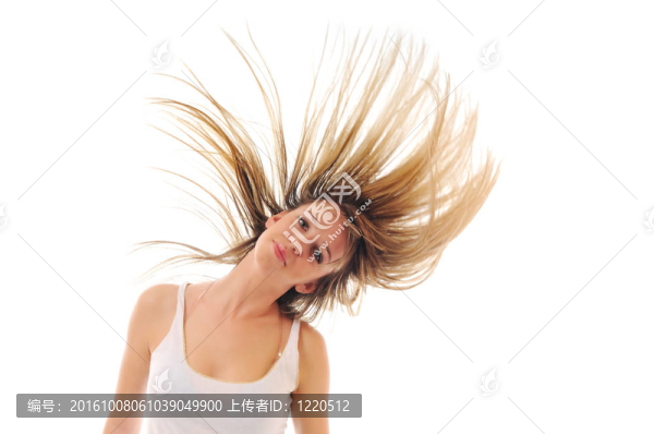 風中孤立的女人