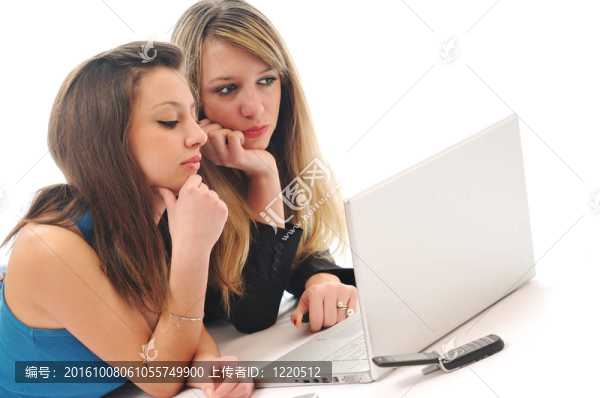 兩個女孩在筆記本電腦上工作