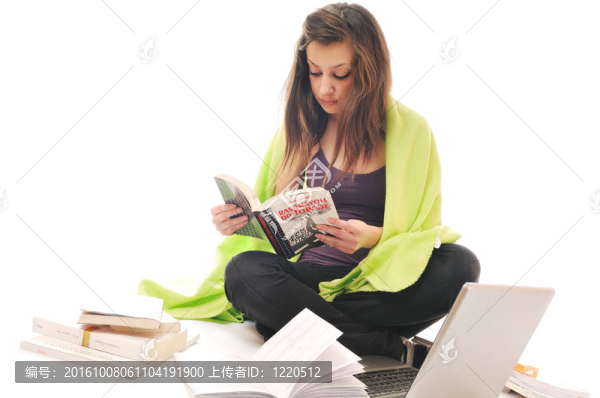 一個(gè)年輕女孩在白色的筆記本電腦上工作