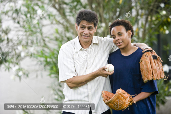 西班牙裔父親與African,American十幾歲的兒子舉行棒球和手套