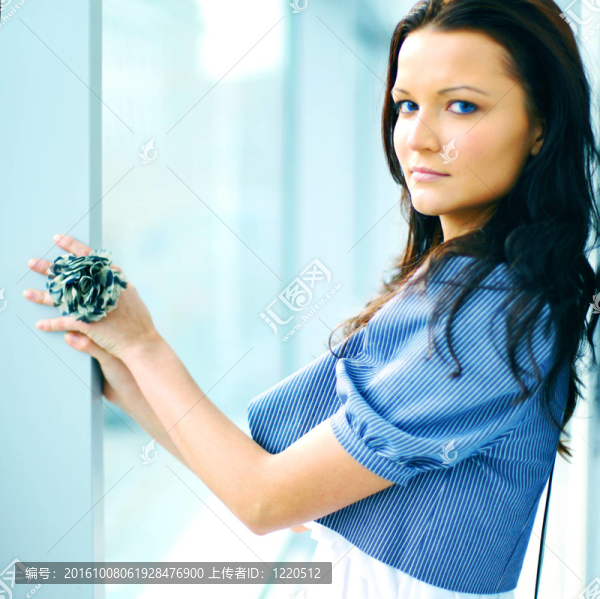 藍眼睛的女人