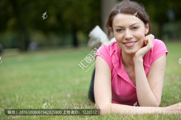 躺在戶外的女人