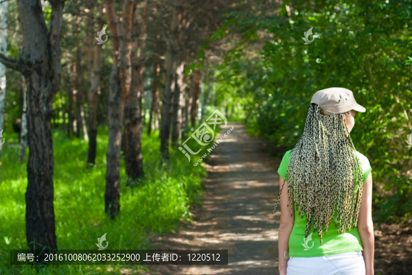 公園里的女孩