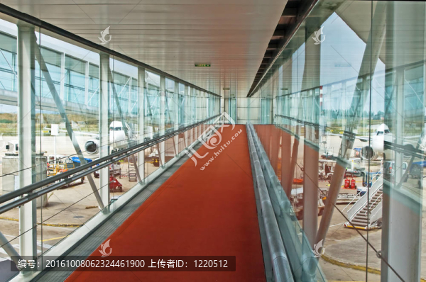 現(xiàn)代的機(jī)場內(nèi)部