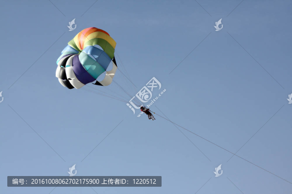 滑翔傘在空中