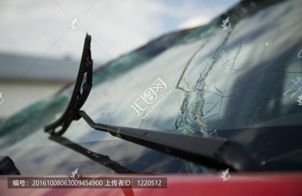 車窗玻璃破碎的雨刷