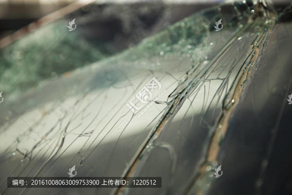 汽車擋風玻璃破裂