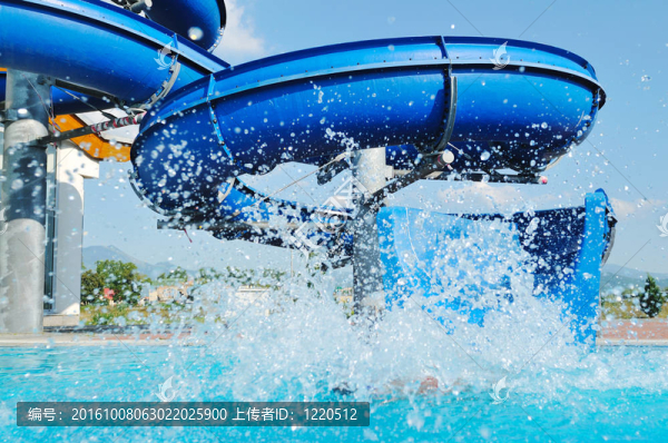 室外游泳池的水上滑板