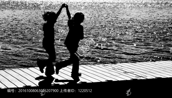 兩個(gè)年輕女孩在碼頭上玩耍的剪影