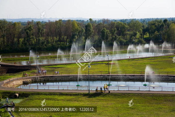 有噴泉的城市公園