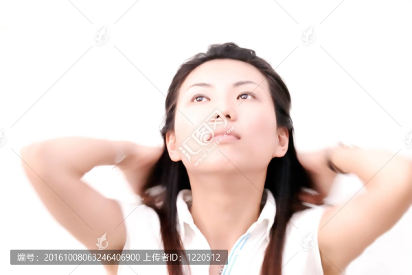 美麗的亞洲女士手在她的脖子在白色背景