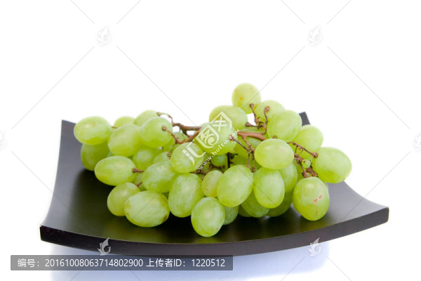綠色的葡萄放在盤子里堆