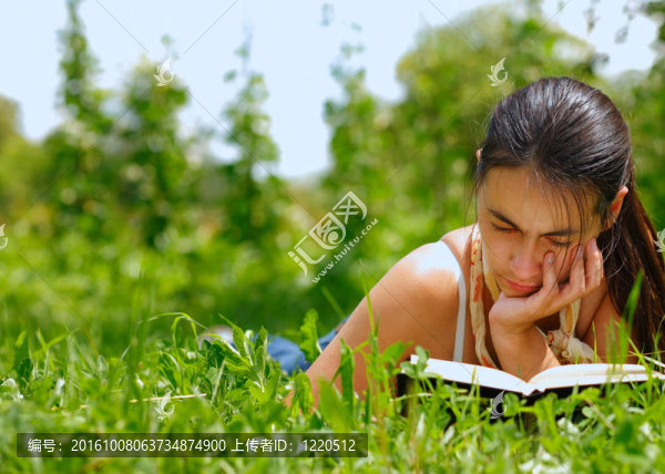 讀一本書的女人