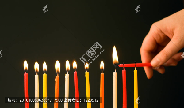 讓黨開始！點(diǎn)燃生日蠟燭。專注于一排蠟燭