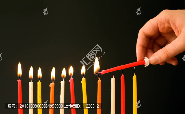 讓黨開始！點(diǎn)燃生日蠟燭。專注于一排蠟燭