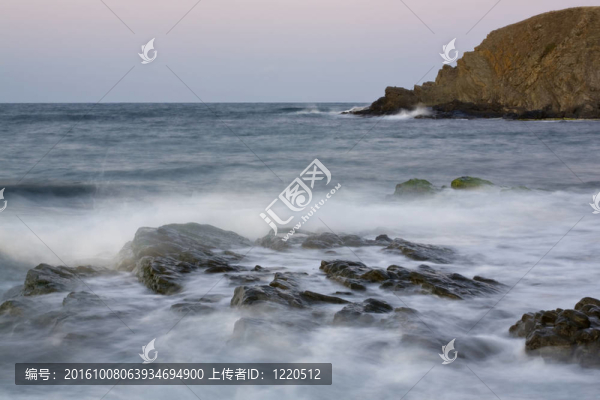 海洋中巖石的長時間曝光照片