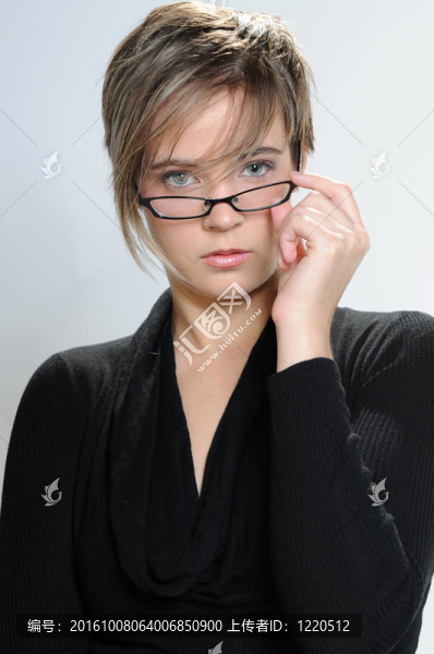 戴眼鏡的女孩